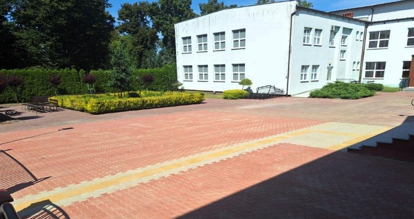 Dostępna przestrzeń publiczna przy ZSOiZ w Krobi 